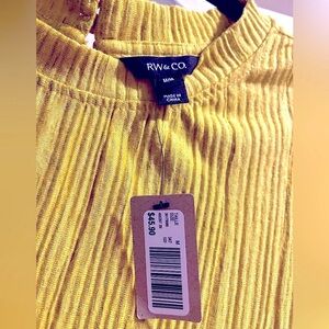 NWT-RW&CO Crinkle Crew-Neck Cap Sleeve T-Shirt, yellow, size M perfect condition